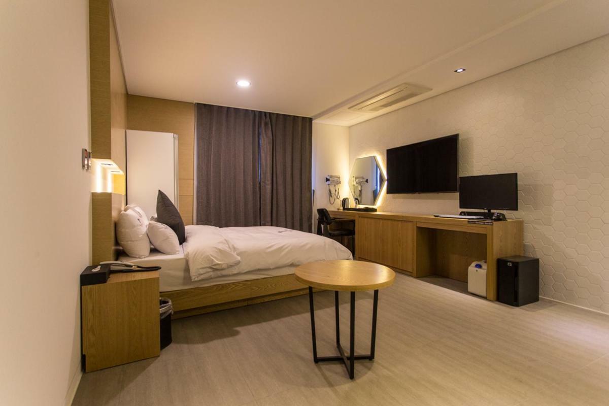 The City Hotel Jeonju Buitenkant foto
