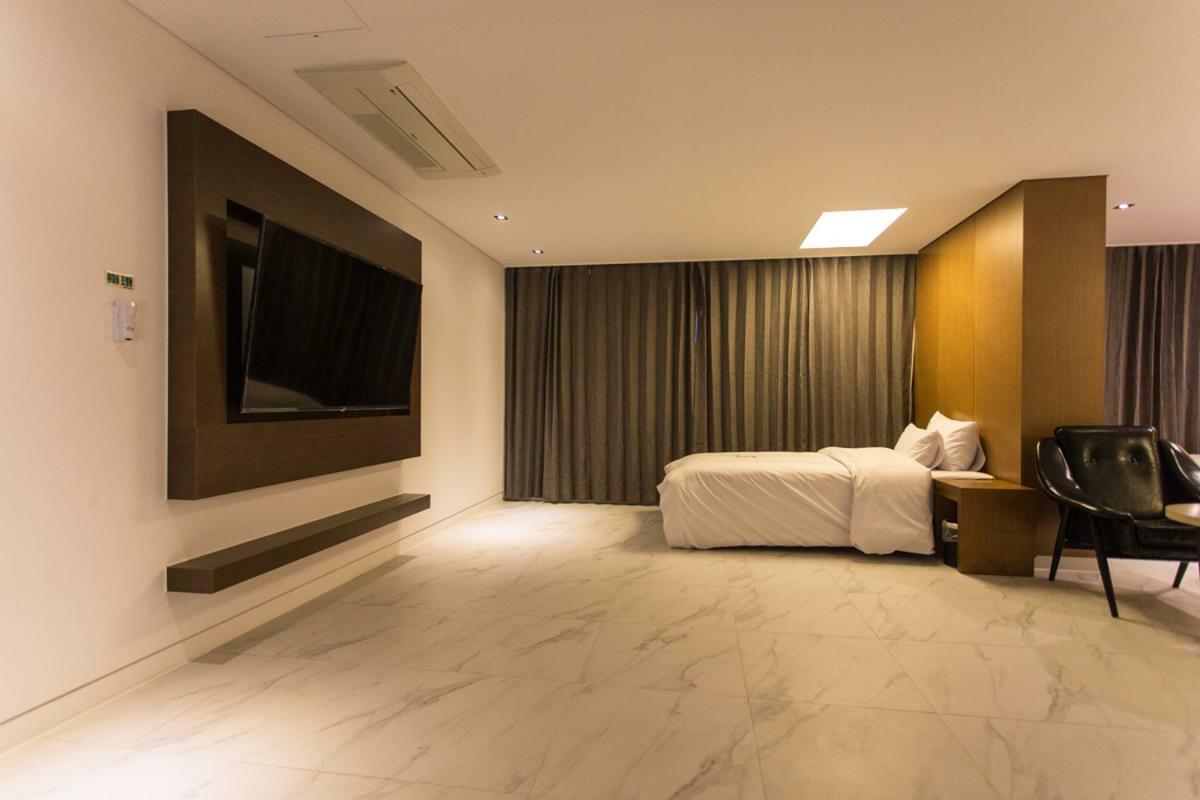 The City Hotel Jeonju Buitenkant foto
